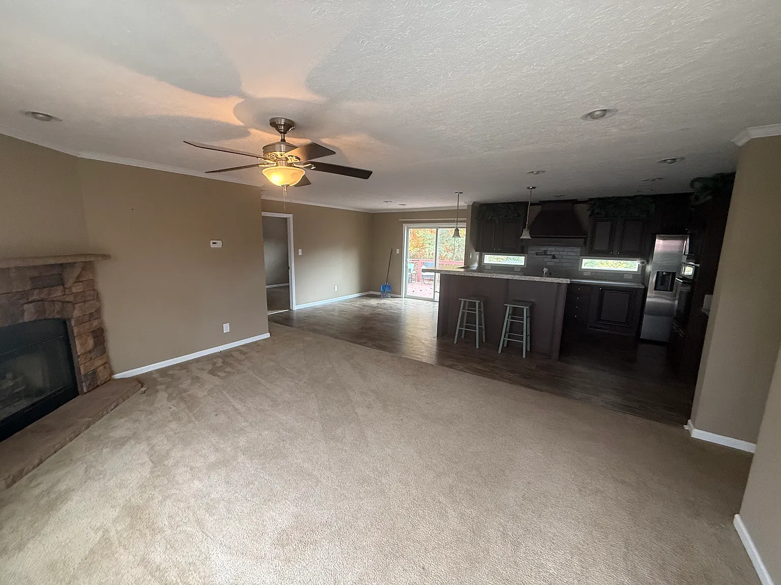 3 bed, 1323 sqft, $2,200 — Photo 2
