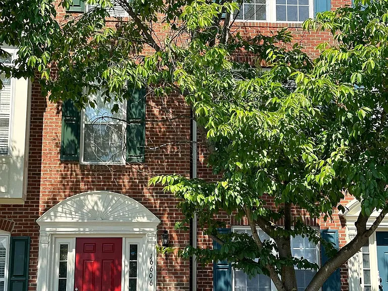 16606 Barge Cir — Photo 1