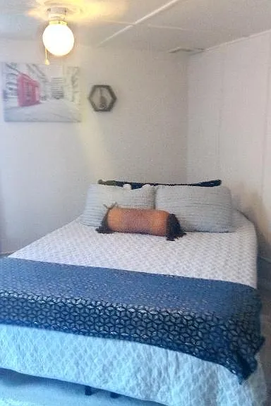 Stupid picture of queen in 2nd bedroom.
Perfect area for office!