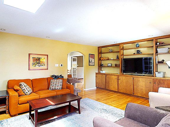 5th image of 261 El Conejo St