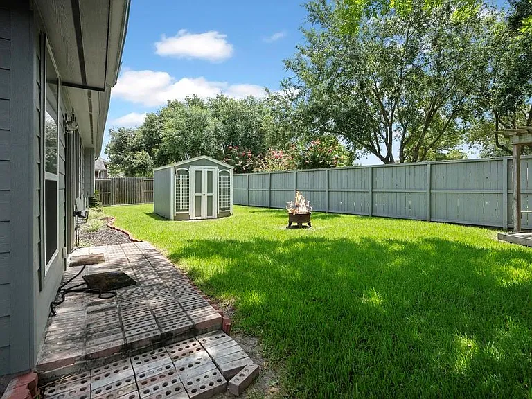 421 Livingstone Ln — Photo 3