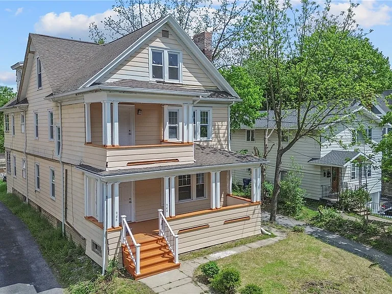 944 Bellevue Ave — Photo 1