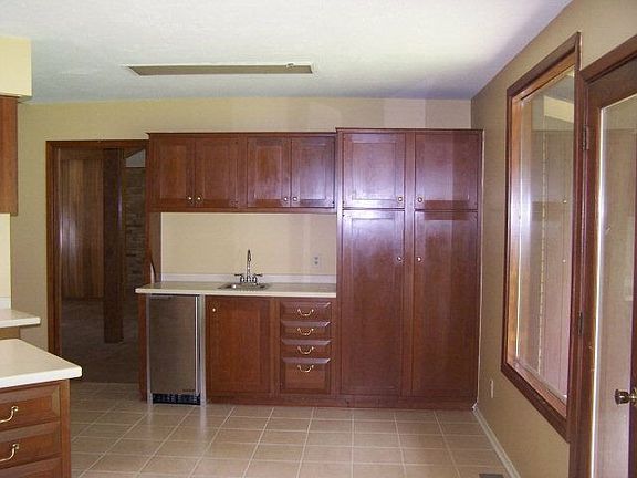 4th image of 1010 Woodland Dr