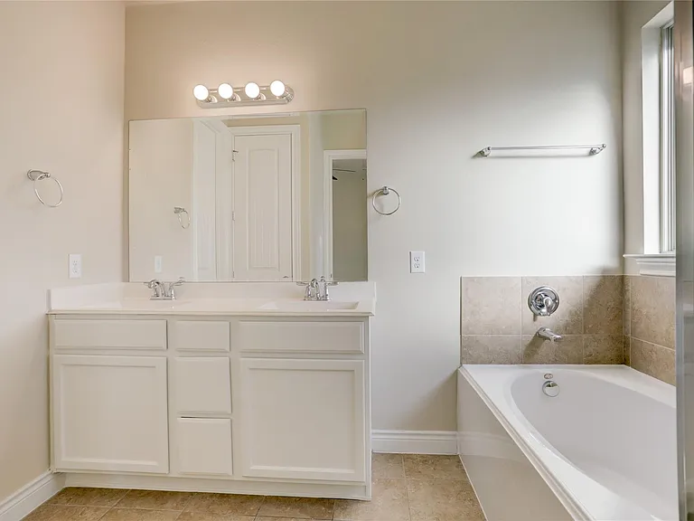 606 Sabinal St — Photo 17