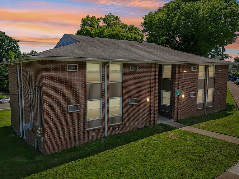 Roberts Park Apartments — Photo 41