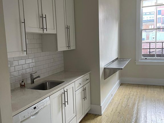 4th image of 820 Elm St APT 3