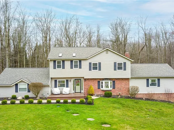 17060 Curry Ln, Chagrin Falls, OH 44023