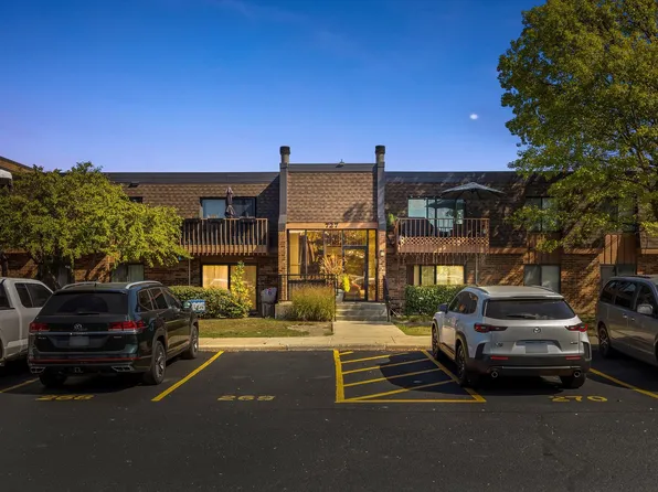 727 Killarney Ct APT 1C, Schaumburg, IL 60193