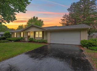 1916 Dixie Dr, Waukesha, WI 53189
