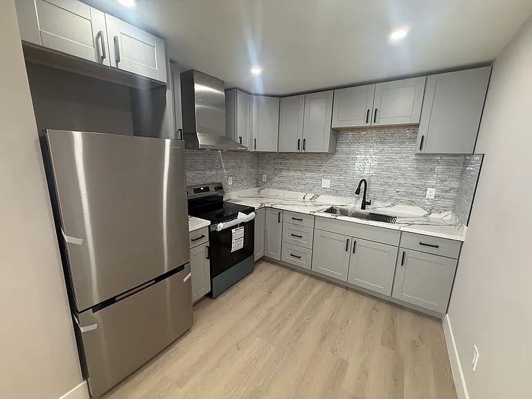 943 N Roosevelt Ave — Photo 6