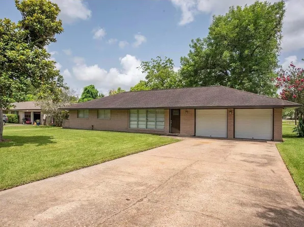 117 Lazy Ln, Lake Jackson, TX 77566