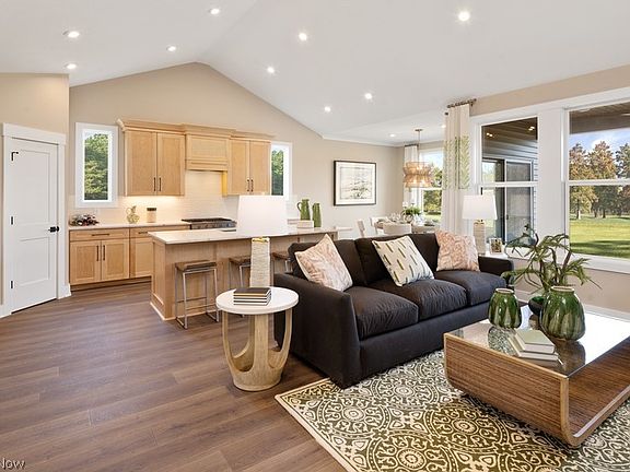 5th image of 821 Colesbourne Cir