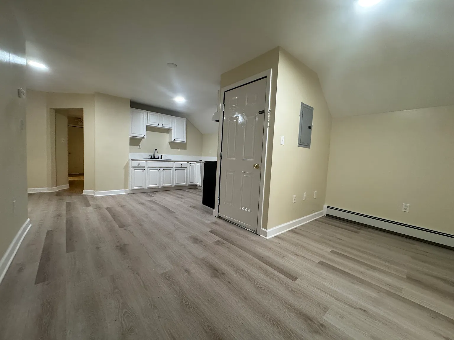 4 bed, 1.5 bath, 1200 sqft, $1,995 — Photo 2