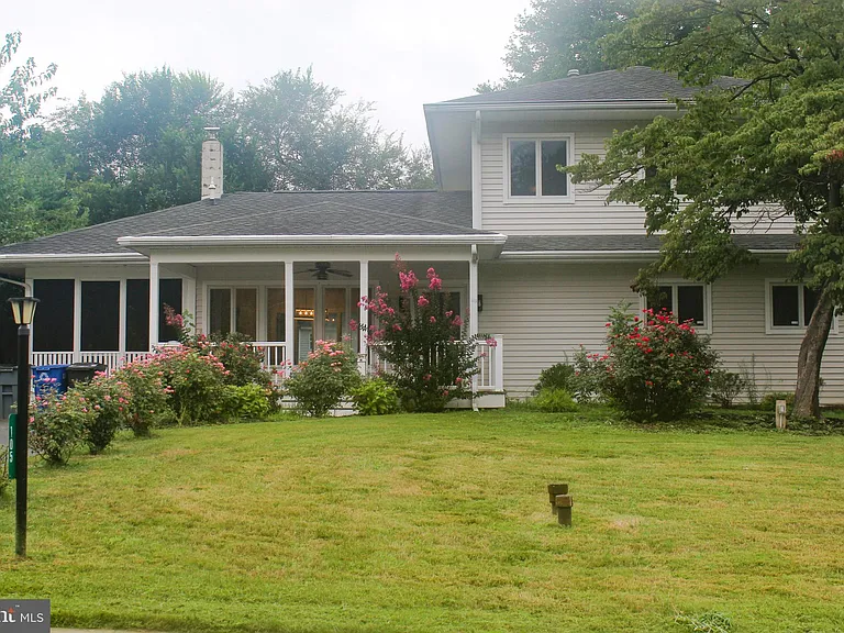 105 Robin Hood Ln — Photo 1
