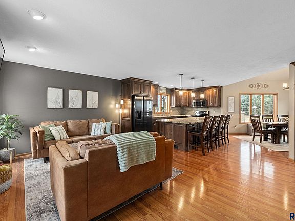 4th image of 201 E 9th St