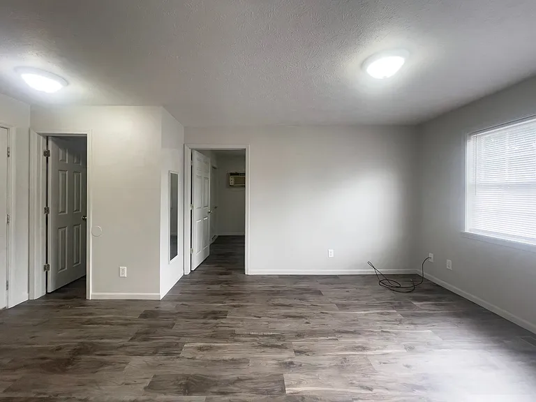 1413 W University Ave #4 — Photo 8