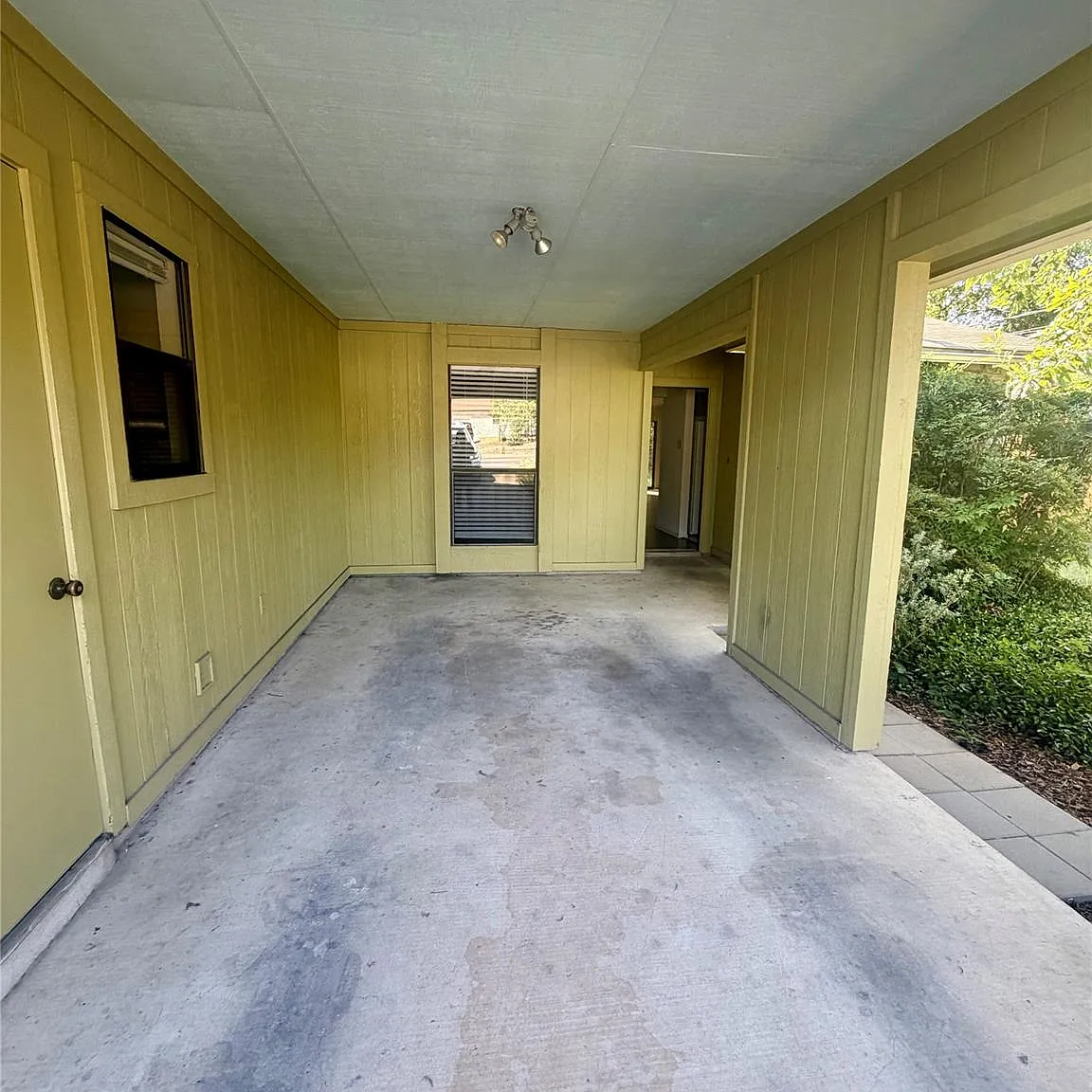 2 bed, 1.5 bath, 1884 sqft, $1,550 — Photo 2
