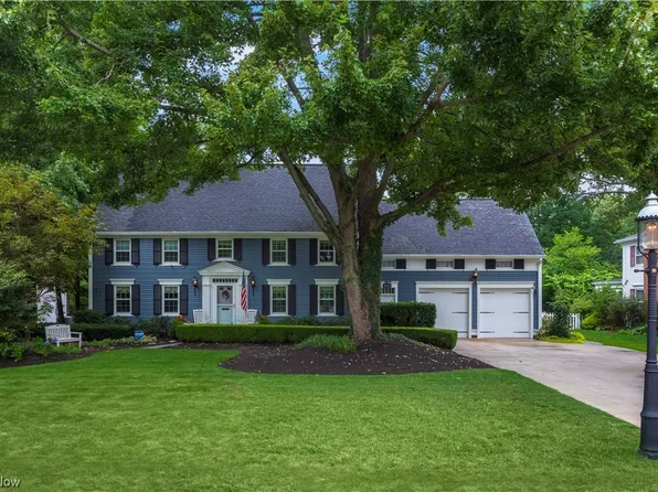 30400 Salem Dr, Bay Village, OH 44140