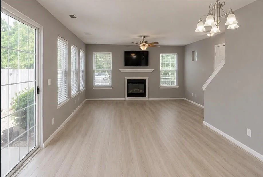 3 bed, 2.5 bath, 1232 sqft, $2,200 — Photo 4