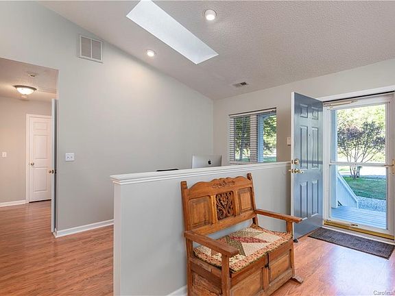 5th image of 36 Woodmore Dr