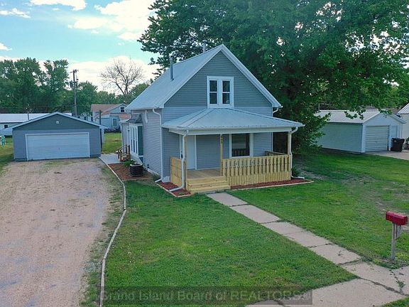 3rd image of 909 W Elm St