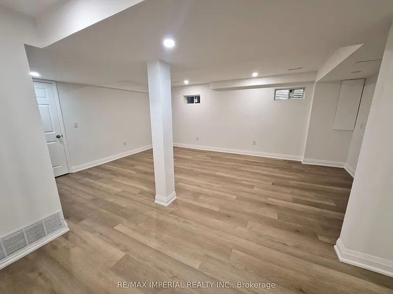 757 Pam Cres — Photo 21