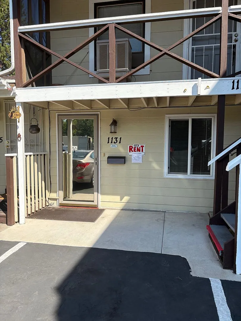 No Utilities Studio apartment with full Kitchen and Laundry — Photo 1