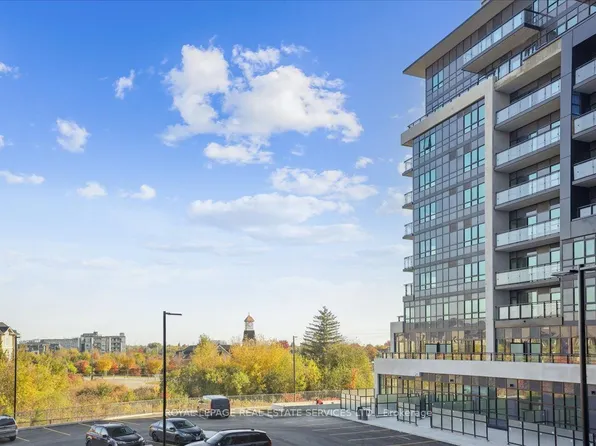 395 Dundas St W, Oakville, ON