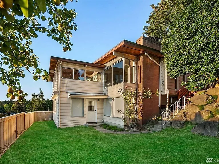 5011 45th Ave NE — Photo 1