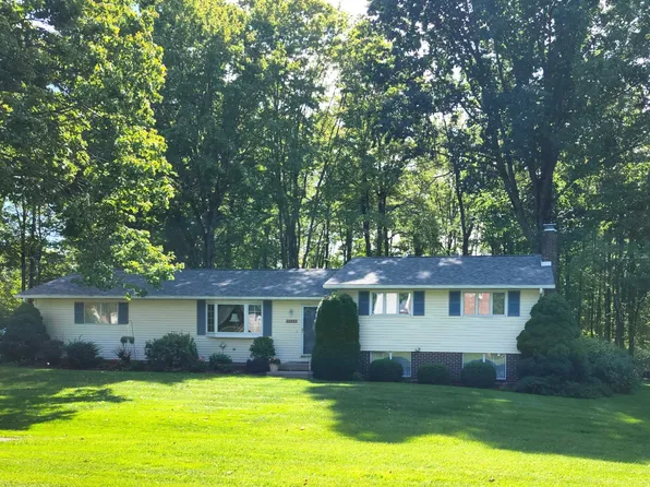 12453 Hickory Dr, Conneaut Lake, PA 16316