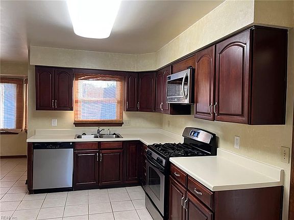 Wonderful kitchen with ceramic tile floors & stainless appliances.  Eat in area.