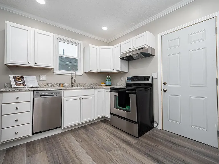 1132 Peters Ave — Photo 3