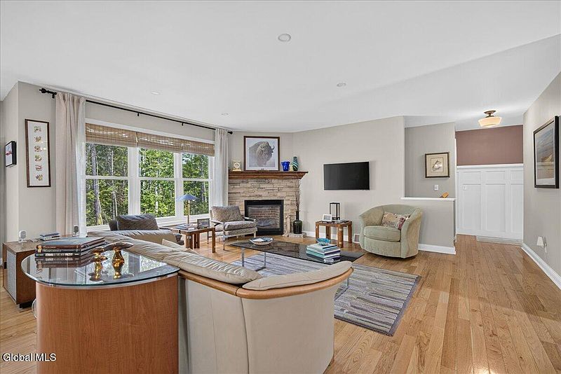 3rd image of 32 Burnham Road
