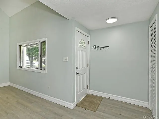 3 bed, 1.0 bath, 1133 sqft, $3,975 — Photo 4
