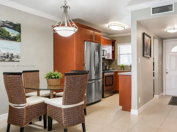 2900 W Sunrise Lakes Dr #101, Fort Lauderdale, FL 33322
