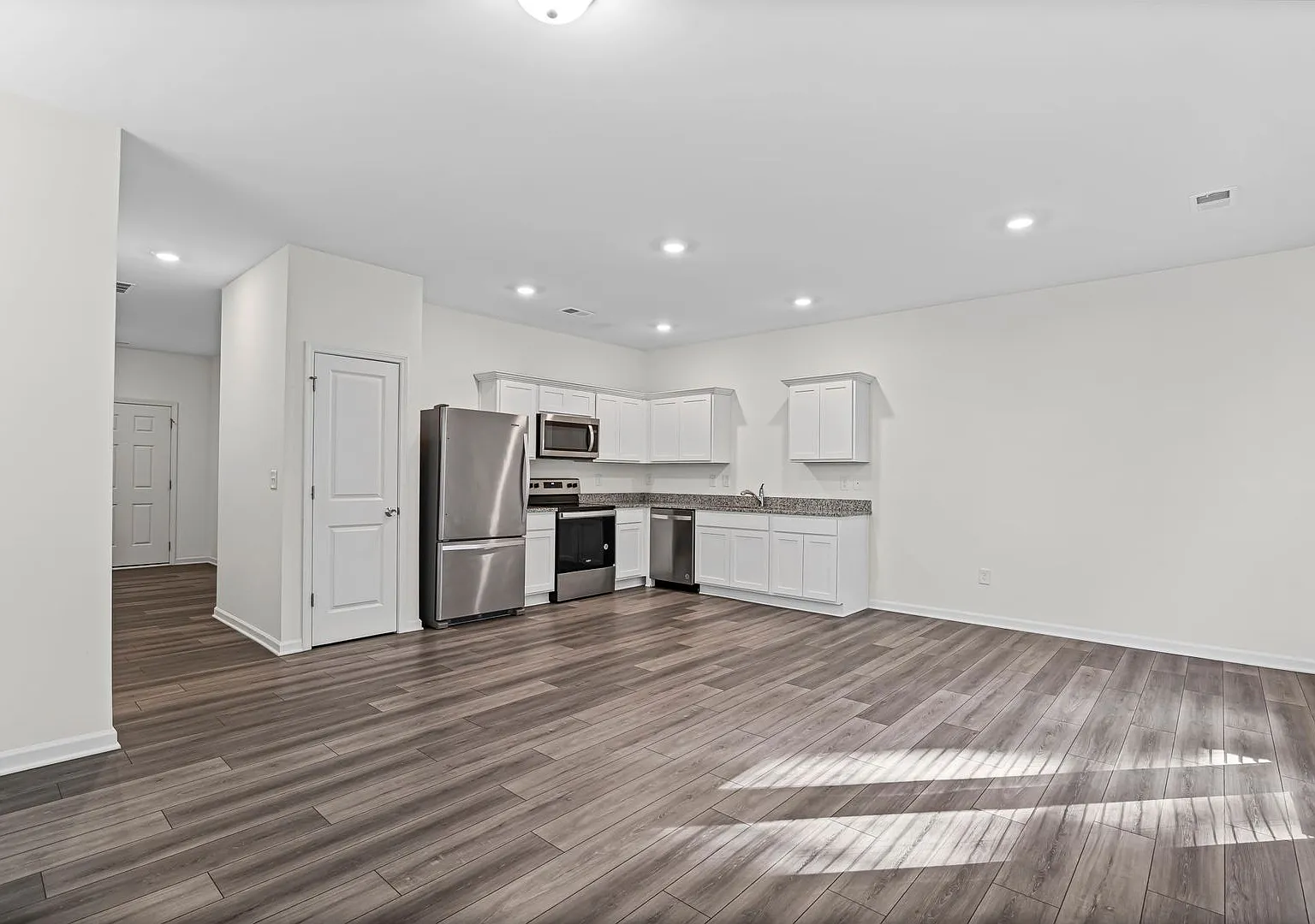 Move In Special - $1000 Off 1st Months With A 9/30 Move In Date Or Sooner And No App Fees Welcome... — Photo 4