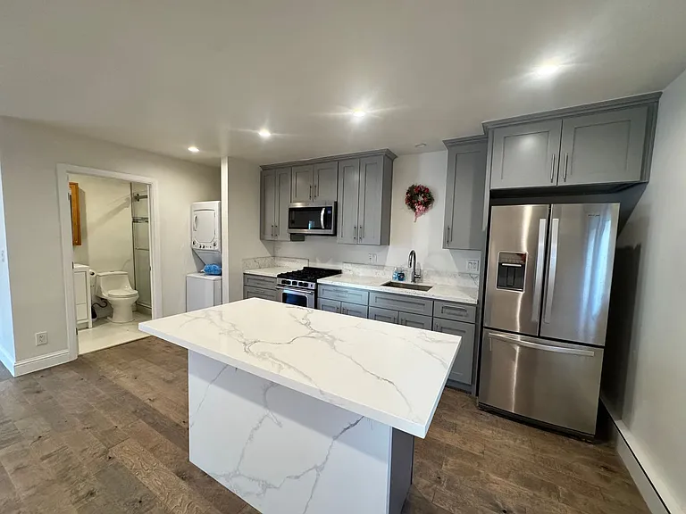 7842 Woodlake Ave — Photo 16