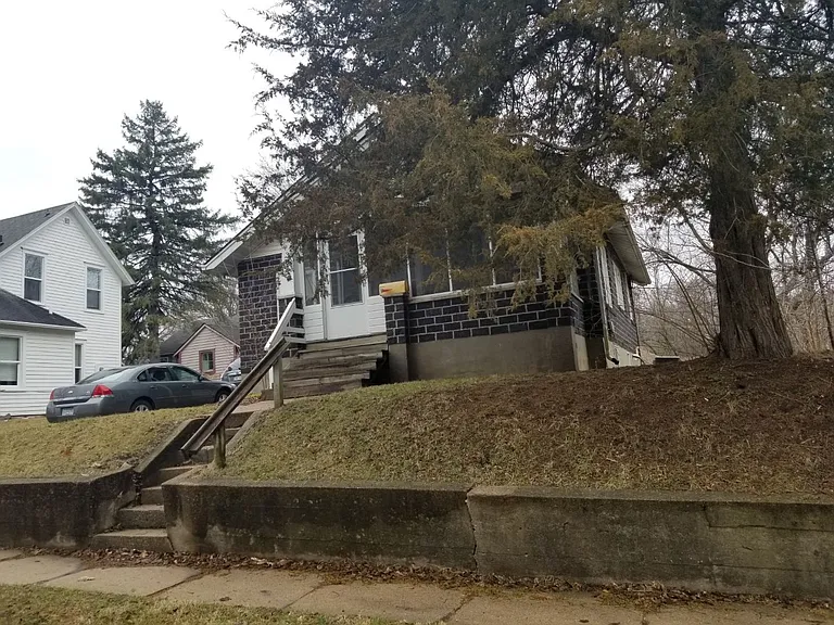 331 Hillcrest Ave — Photo 1