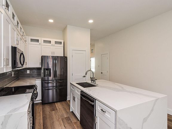 3rd image of 11004 Stream Bend Dr