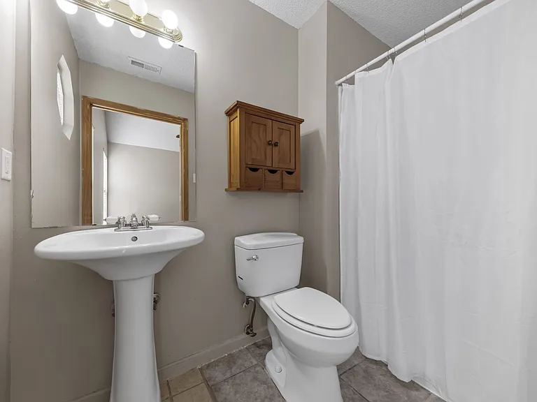 948 N Pine St — Photo 15
