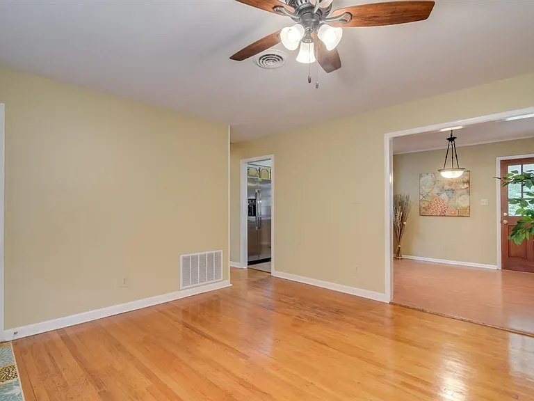 3649 Lynnwood Dr — Photo 8