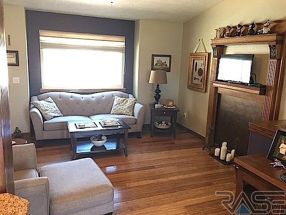 4th image of 807 W 1st Ave