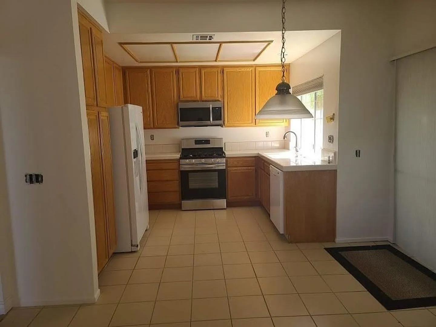 Move right into this lovely 3 bedroom + 3 bathroom, light and bright townhome — Photo 2