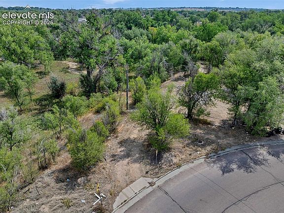 4th image of 460 Crest Dr