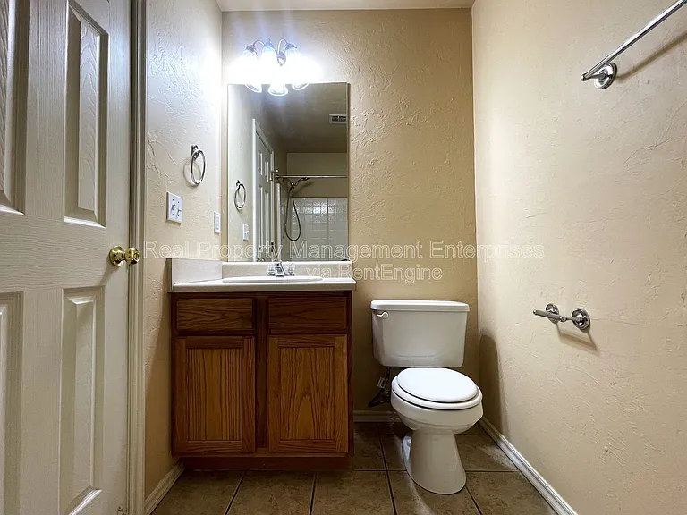 1915 Leeds Ln — Photo 13