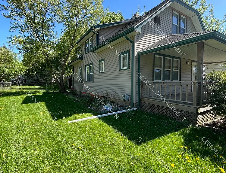 916 Perry St — Photo 2