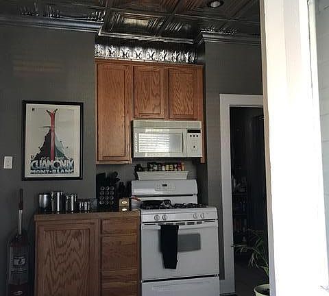 Beautiful stamped tin ceiling with original Victorian mounding.