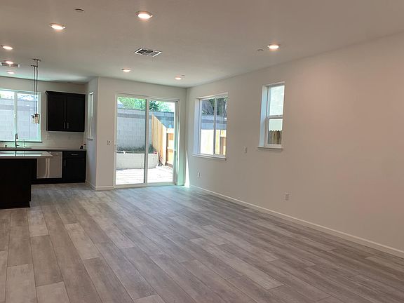 3rd image of 872 Fruit Stand Cir