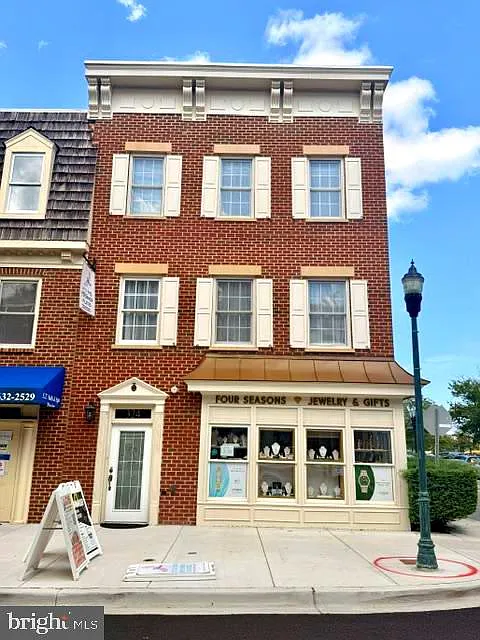 1 bed, 1.0 bath, 900 sqft, $1,500 — Photo 1