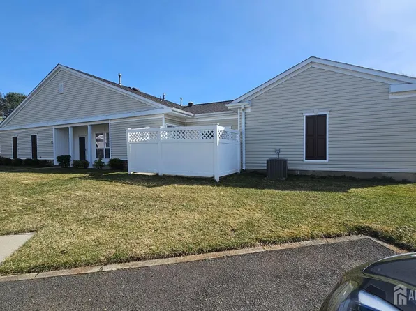 493 Skylark Dr, Monroe Township, NJ 08831